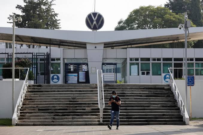 Exigen trabajadores de VW pagos justos y reinstalación tras despidos injustificados