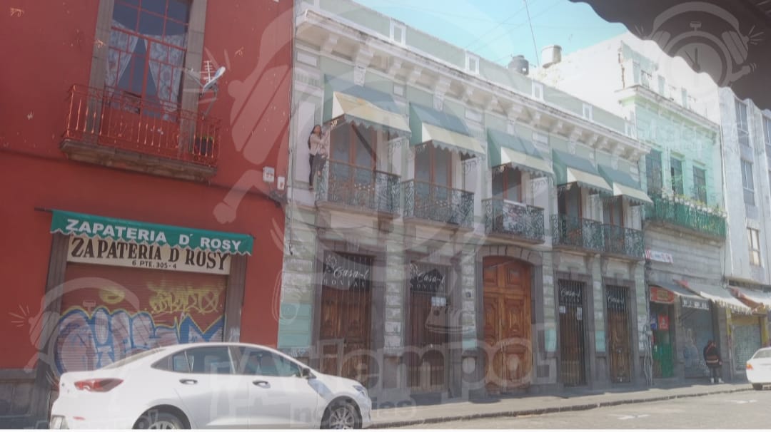 Mujer intenta lanzarse desde un segundo piso en Puebla