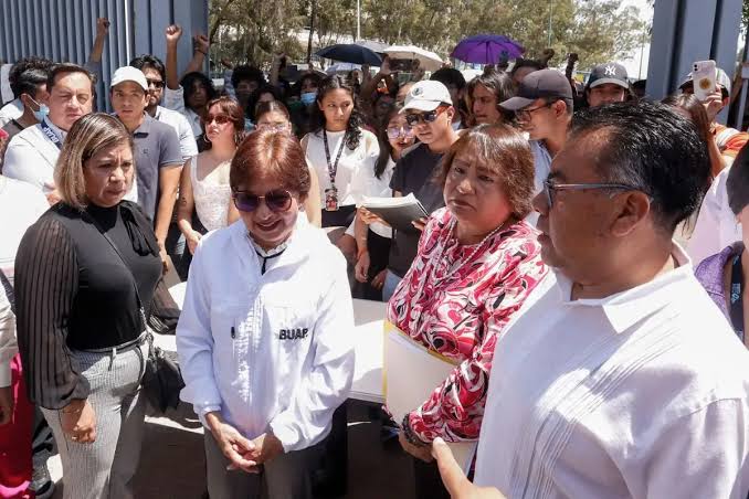 Estudiantes en paro de la BUAP entregan pliego petitorio