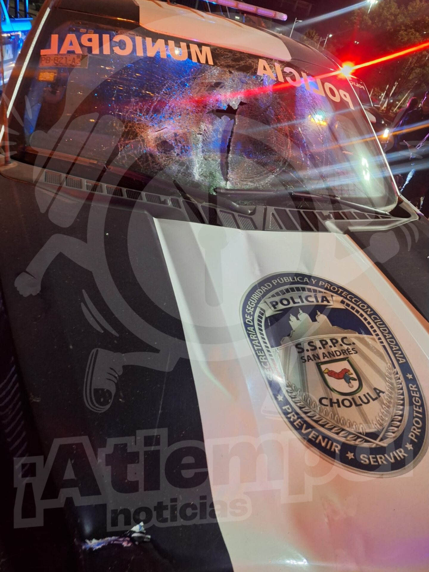 Auto impacta patrulla y realiza detonaciones en Vía Atlixcáyotl