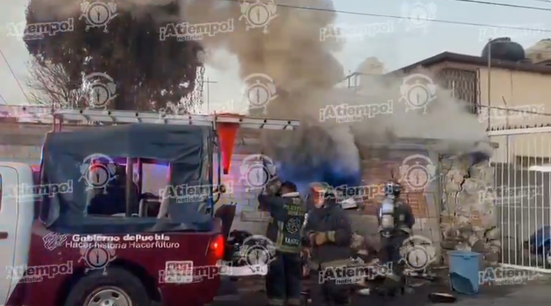 Fuerte incendio en inmueble cerca de la China Poblana