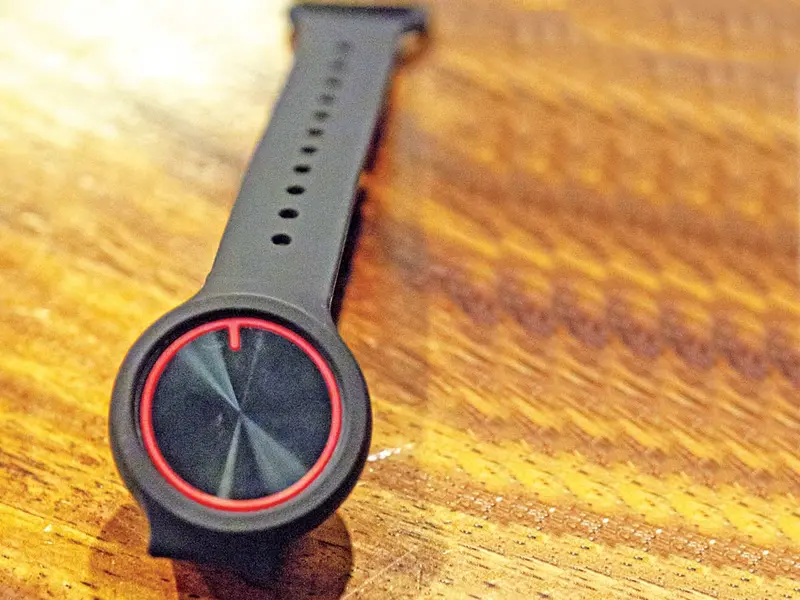 Crean pulsera inteligente para la protección femenina