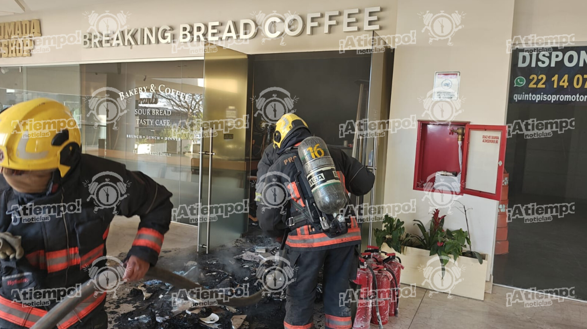 Corto circuito provoca aparatoso incendio en cafetería de Puebla