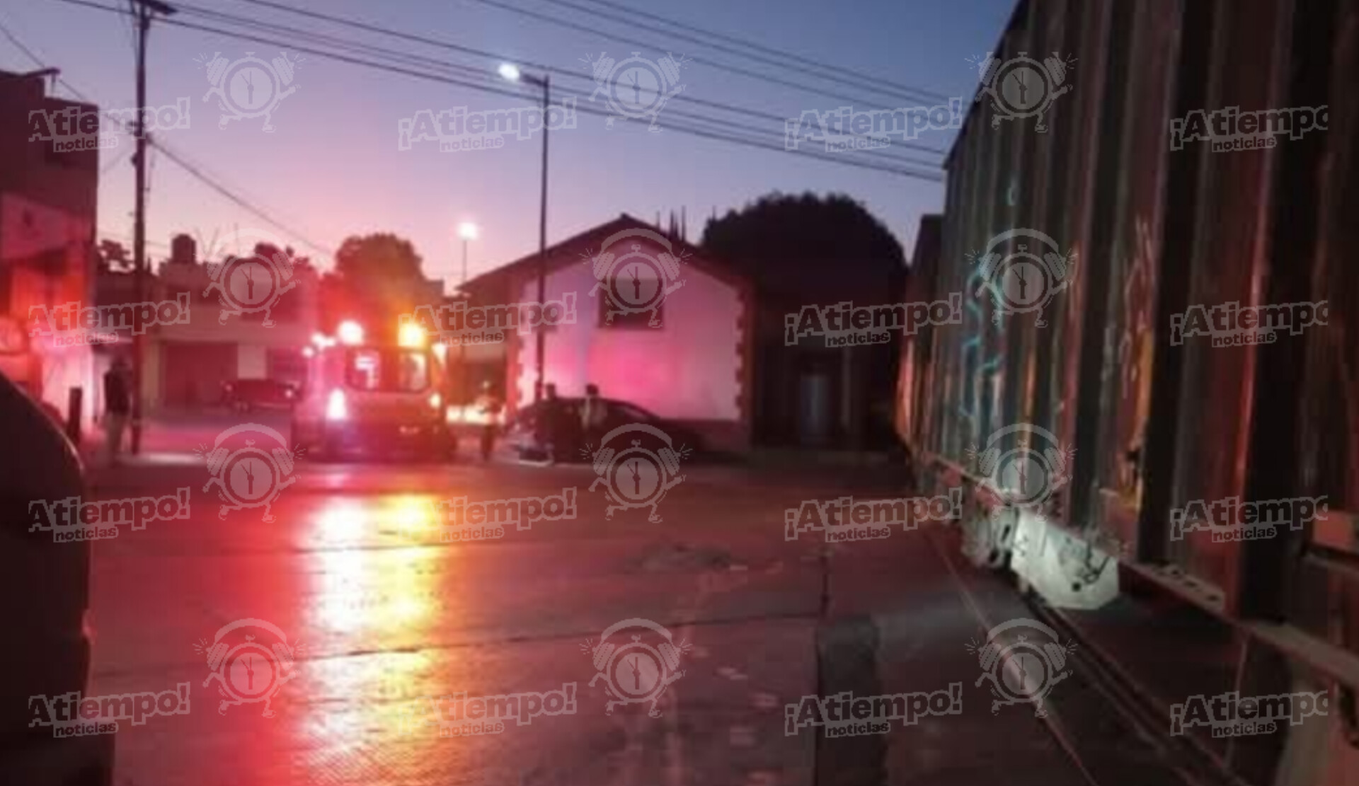 Conductor intenta ganarle al tren y es impactado en Puebla