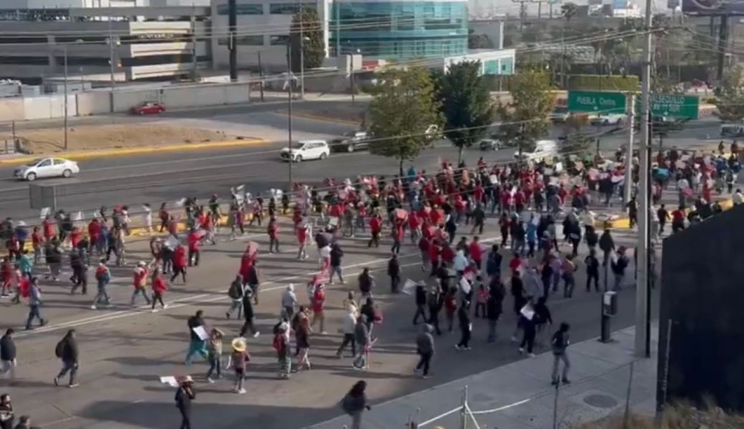 Gobierno de Puebla arremete contra taxis pirata tras protesta