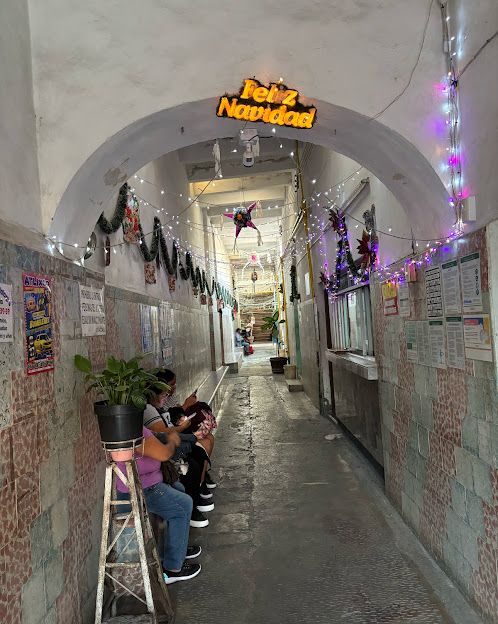 Hombre pierde la vida dentro de un baño público en Atlixco