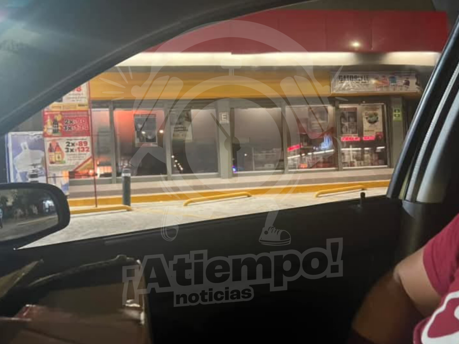 Ataque en la Del Valle: Matan a dos policías e incendian Oxxo