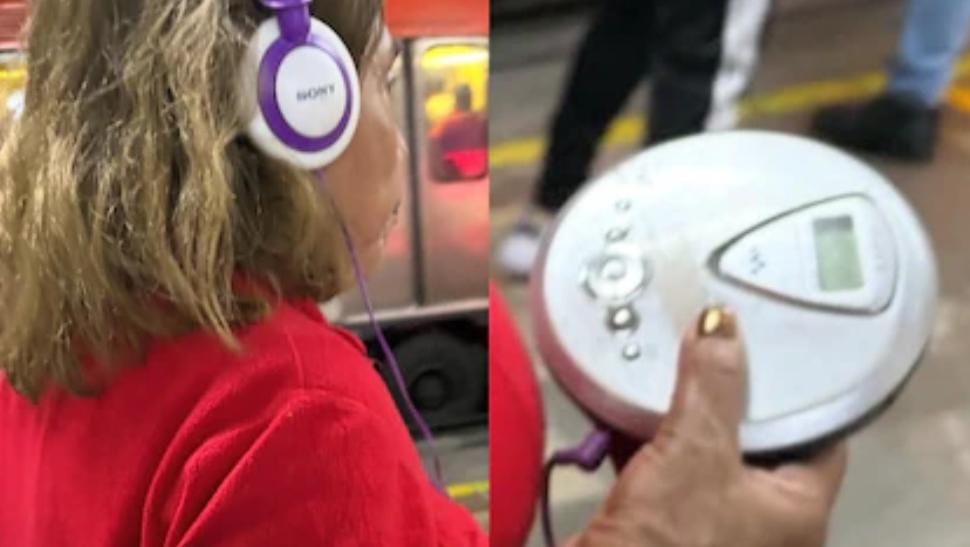 Mujer con discman en el metro de CDMX despierta nostalgia y se vuelve viral
