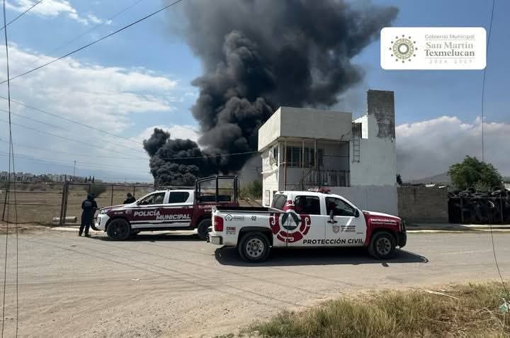 Se incendia tiradero de llantas en la autopista Tlaxcala-Texmelucan