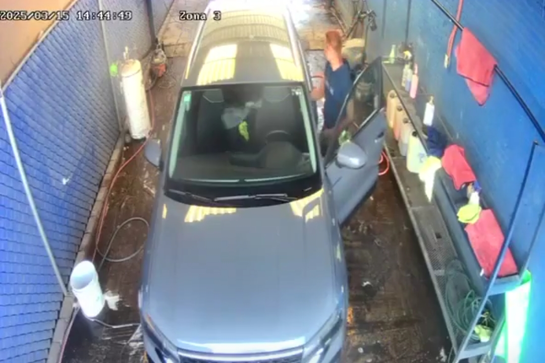 Trabajador roba camioneta en autolavado de Coronango