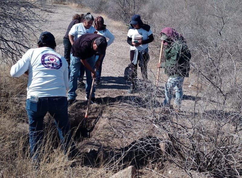 Madres buscadoras encuentran restos humanos en el Canal de Cartagena en Ecatepec.