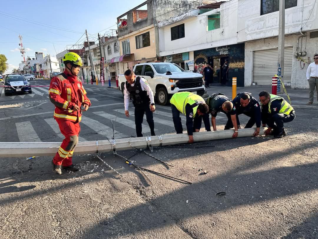 SSC y PC Municipal atienden emergencia por poste caído en la colonia Jesús González Ortega