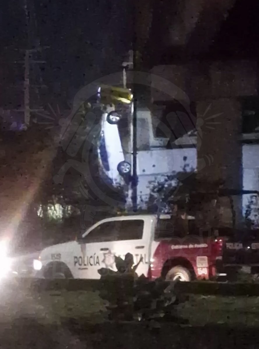 Conductor pierde el control y cae 10 metros en el Periférico de Puebla