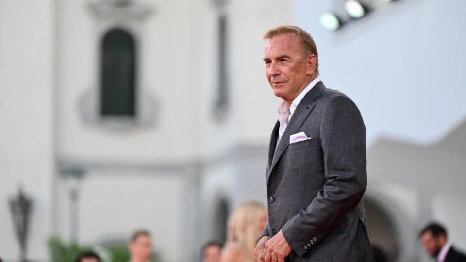 Doble de acción demanda a Kevin Costner por presunta escena de violación sin consentimiento