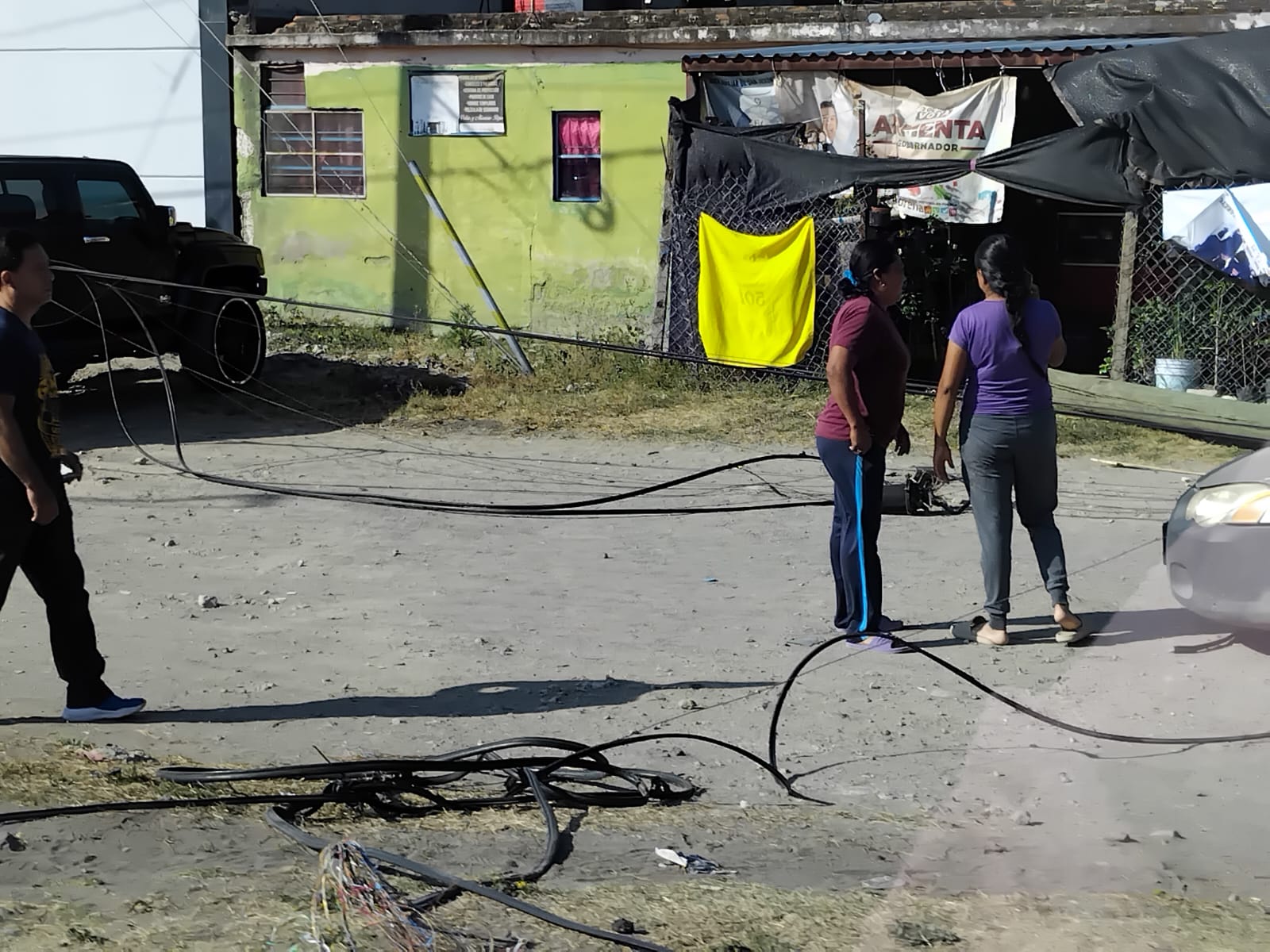 Tracto camión derriba postes y cables en carretera federal
