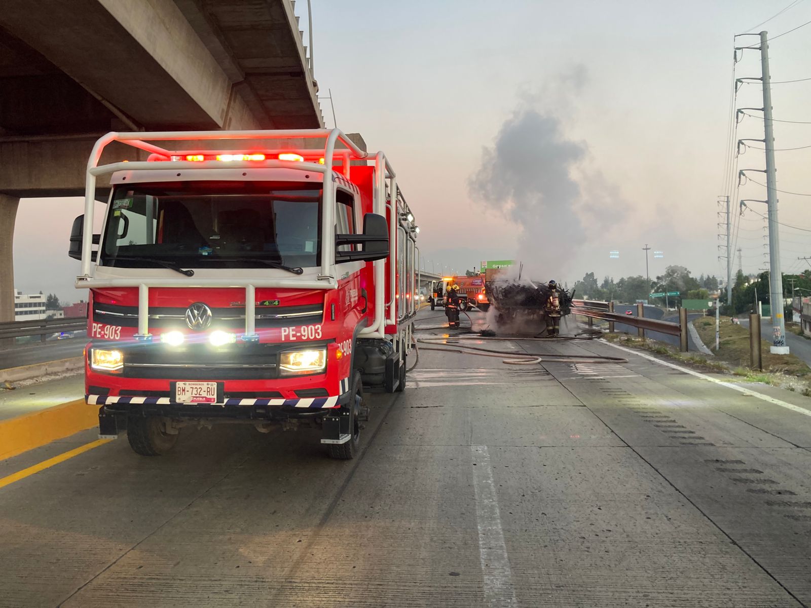 Incendio de plataforma con varilla provoca desvío en la México-Puebla