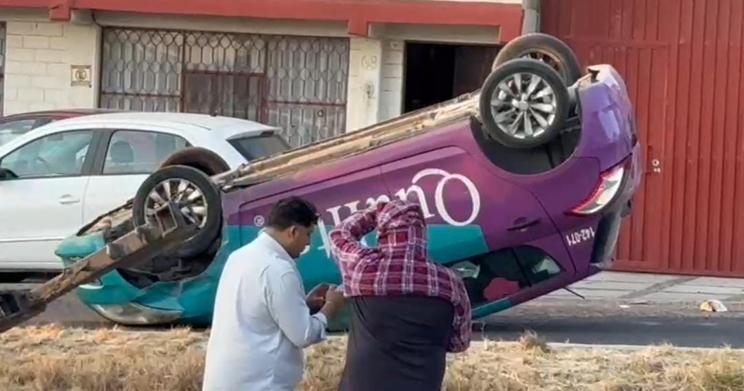 Vuelca vehículo de aseguradora en la Recta a Cholula