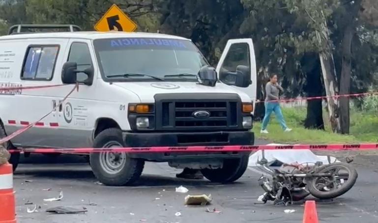 Exceso de velocidad y casco sin abrochar, factores en muerte de motociclista