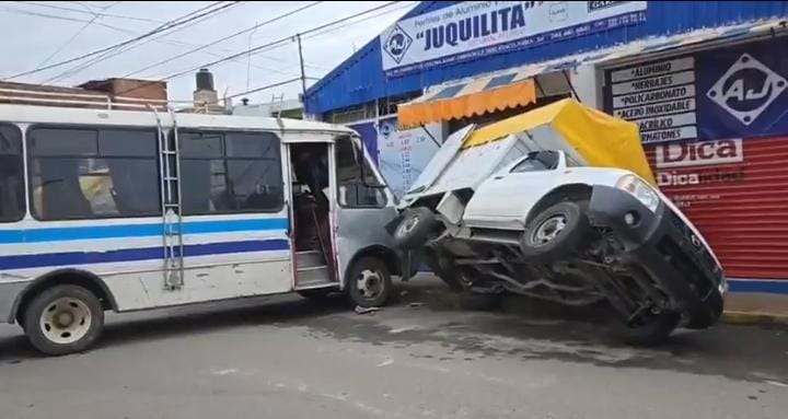 Camión sin frenos provoca accidente en Atlixco; un comerciante resulta herido