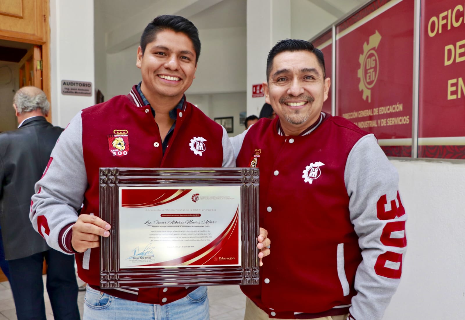 Recibe alcalde de Cuautlancingo reconocimiento por impulso a la educación