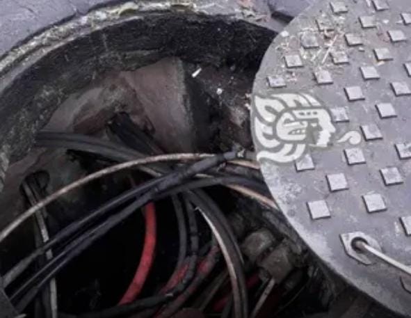 Hallan cuerpo sin vida en registro de luz en San Pedro Zacachimalpa.