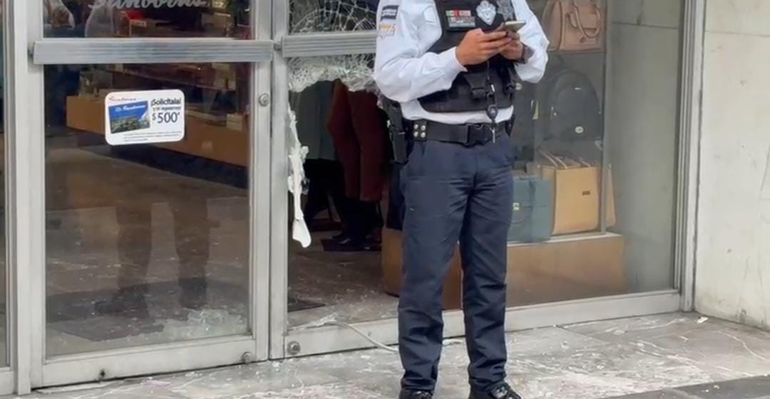 Cristalazo en tienda Sanborns del Centro Histórico de Puebla