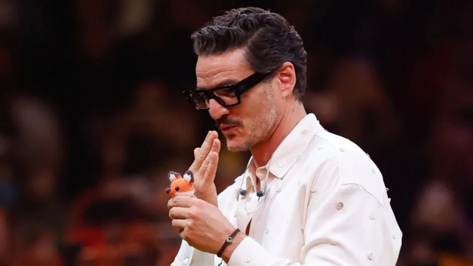 Celebridades piden mantener fondos para prevención del suicidio en comunidad LGBTQ+