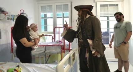 Johnny Depp visita hospital en Madrid como Jack Sparrow