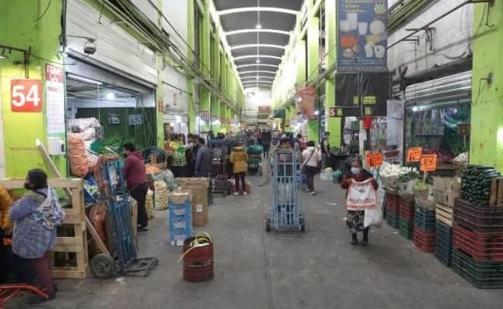 Asaltan a comerciante y hieren a otro en la Central de Abasto, Puebla.
