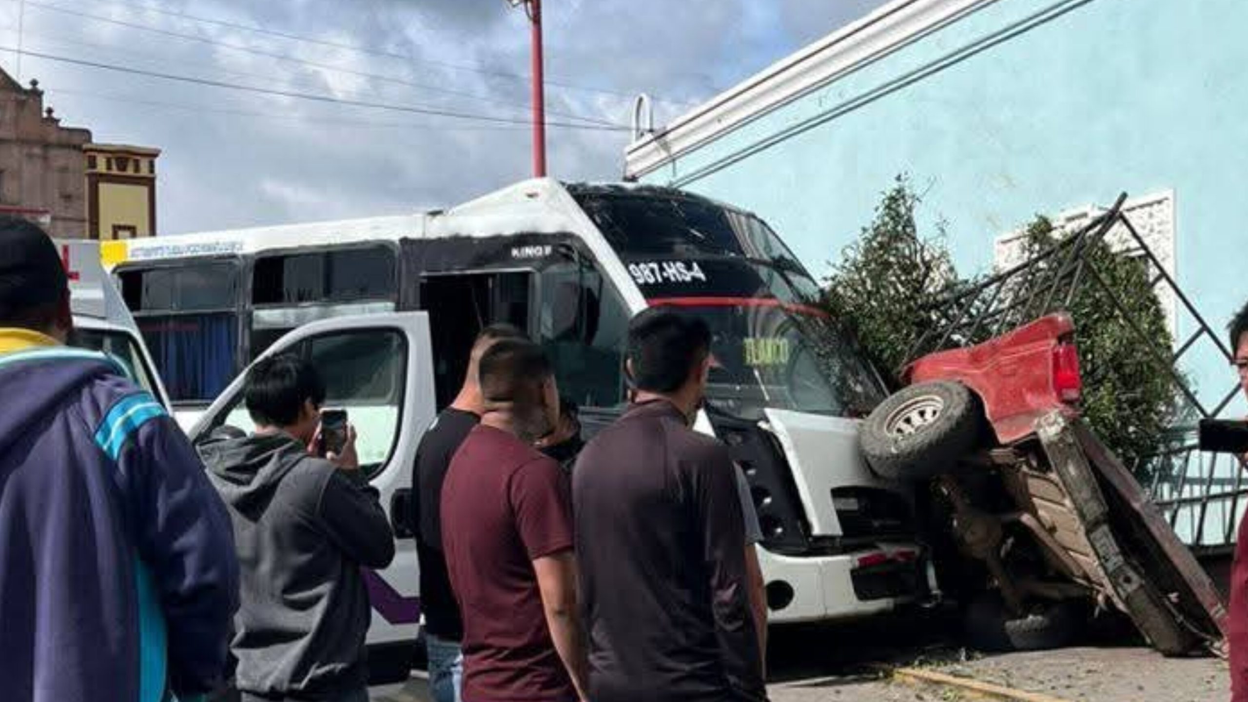 Microbús de ATAH provoca accidente en Tlaxco.