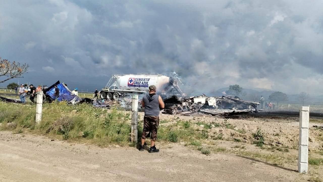 Accidente fatal en la autopista Amozoc-Perote deja dos muertos y un lesionado.