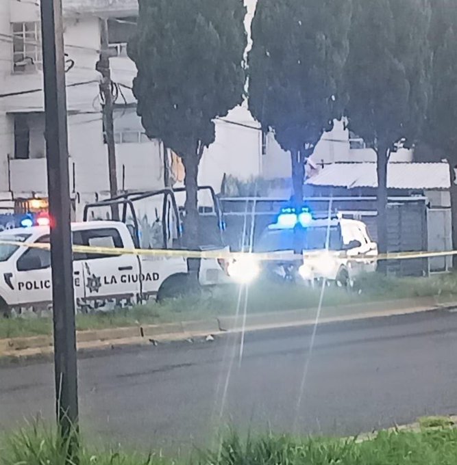 Muere motociclista tras chocar contra poste de la CFE.