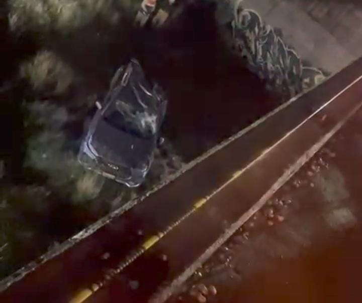 Vehículo cae de puente en Lomas 3, Puebla.