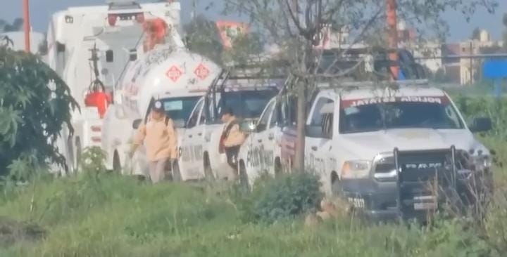 Aseguran pipas con combustible en Coronango, hay al menos seis detenidos.