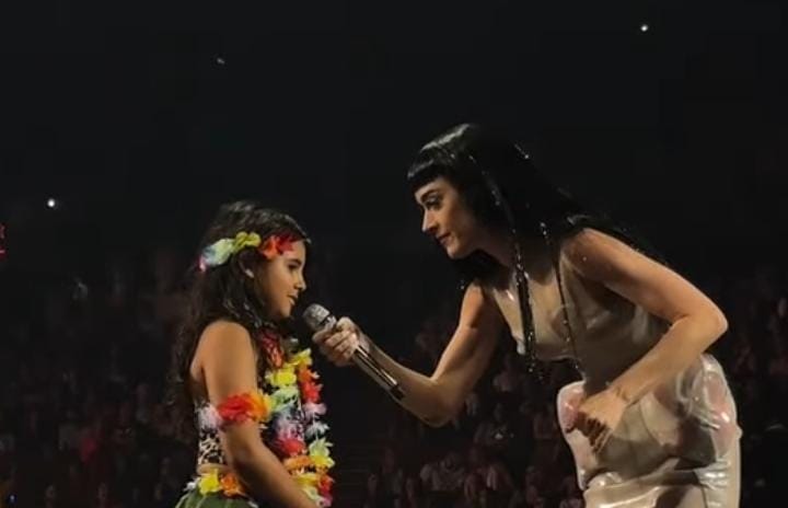Niña mexicana brilla en concierto de Katy Perry en Los Ángeles