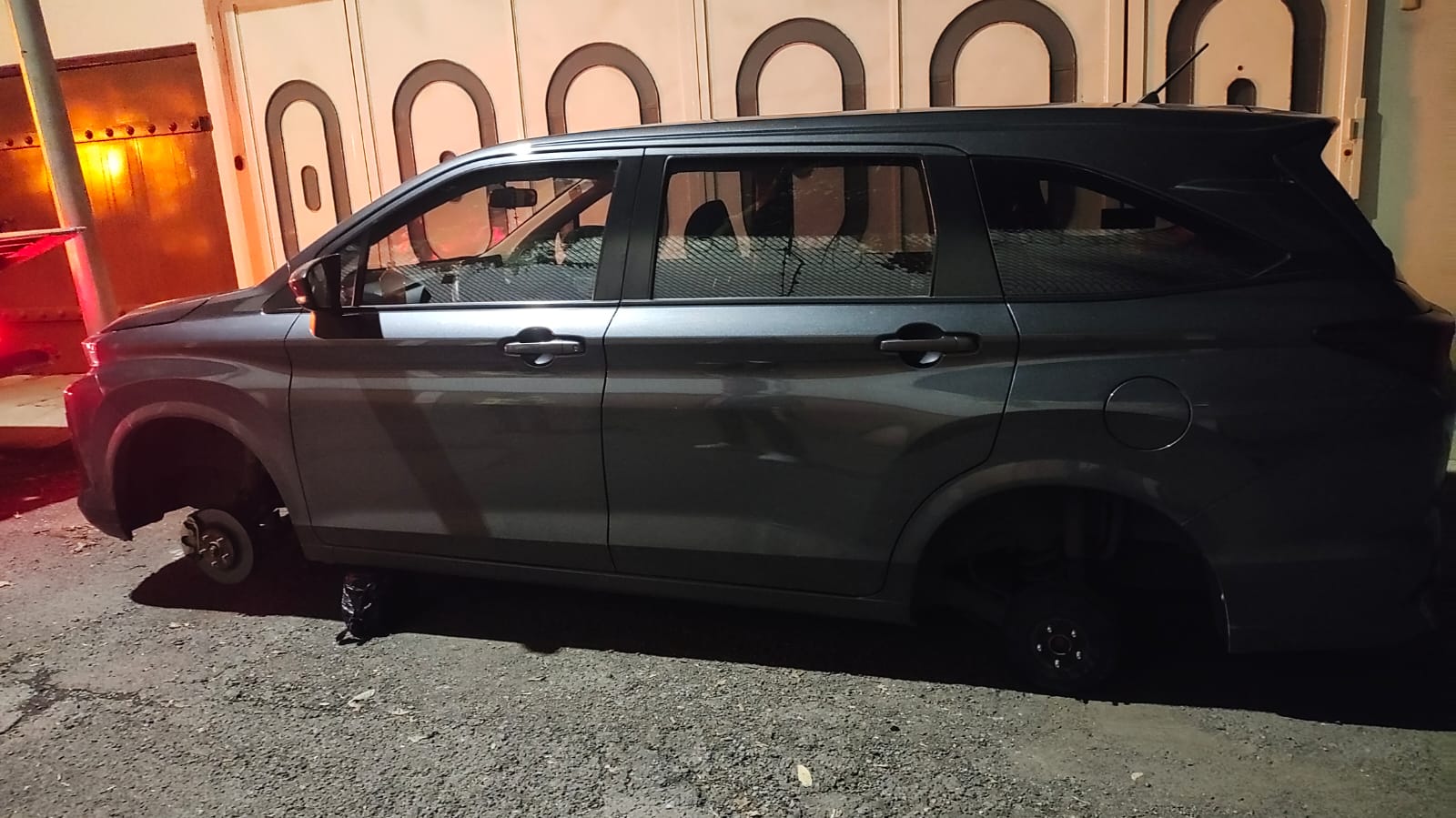 Roban llantas a vehículo afueras del Fraccionamiento San José Vistahermosa, Puebla.