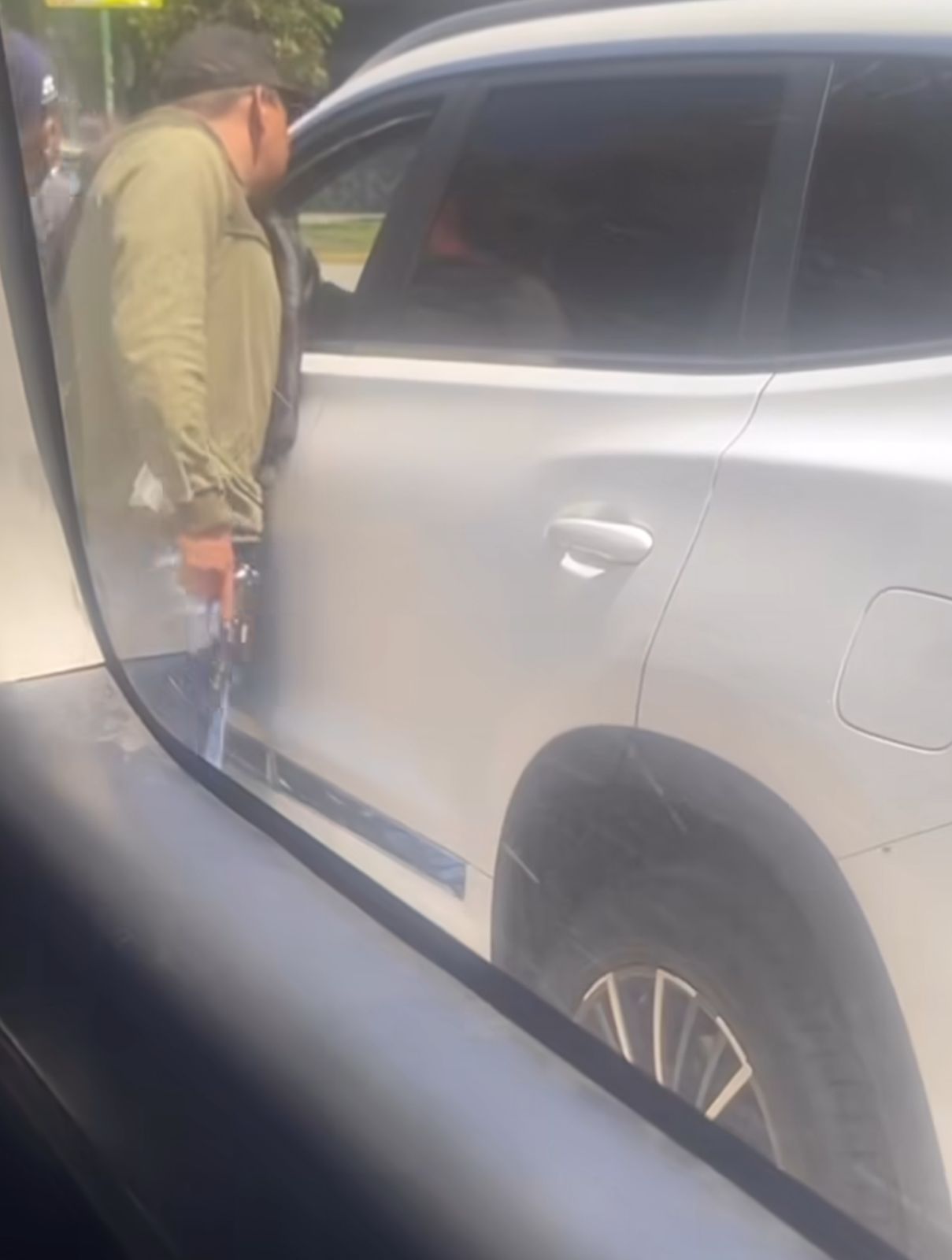 Autoridades ya buscan a dos hombres por asalto en el Blvd. 5 de Mayo.