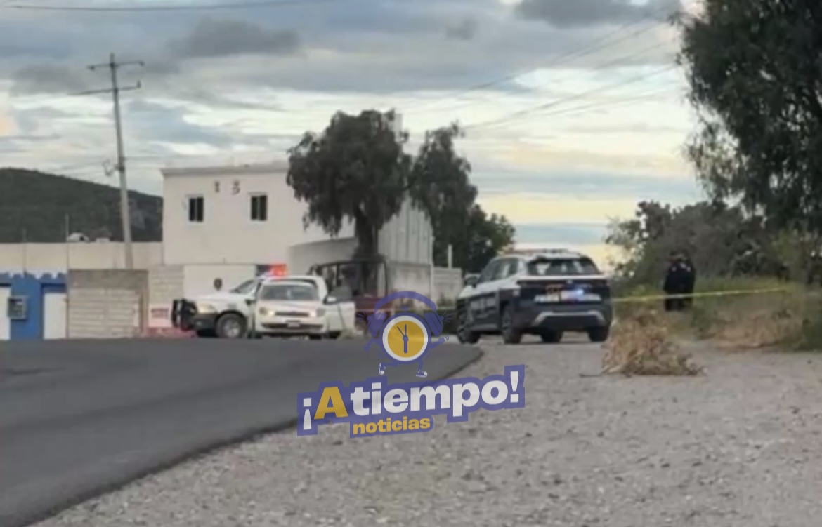 Hallan dos cuerpos en vehículo en carretera Tecamachalco-Quecholac