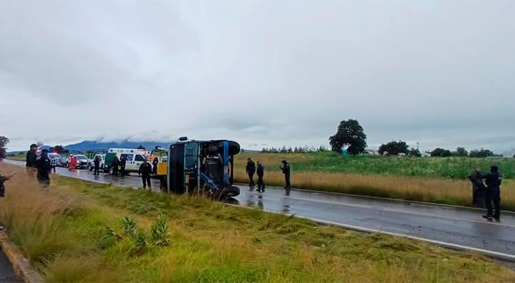 Se Vuelca microbús de ATAH en carretera de Huamantla