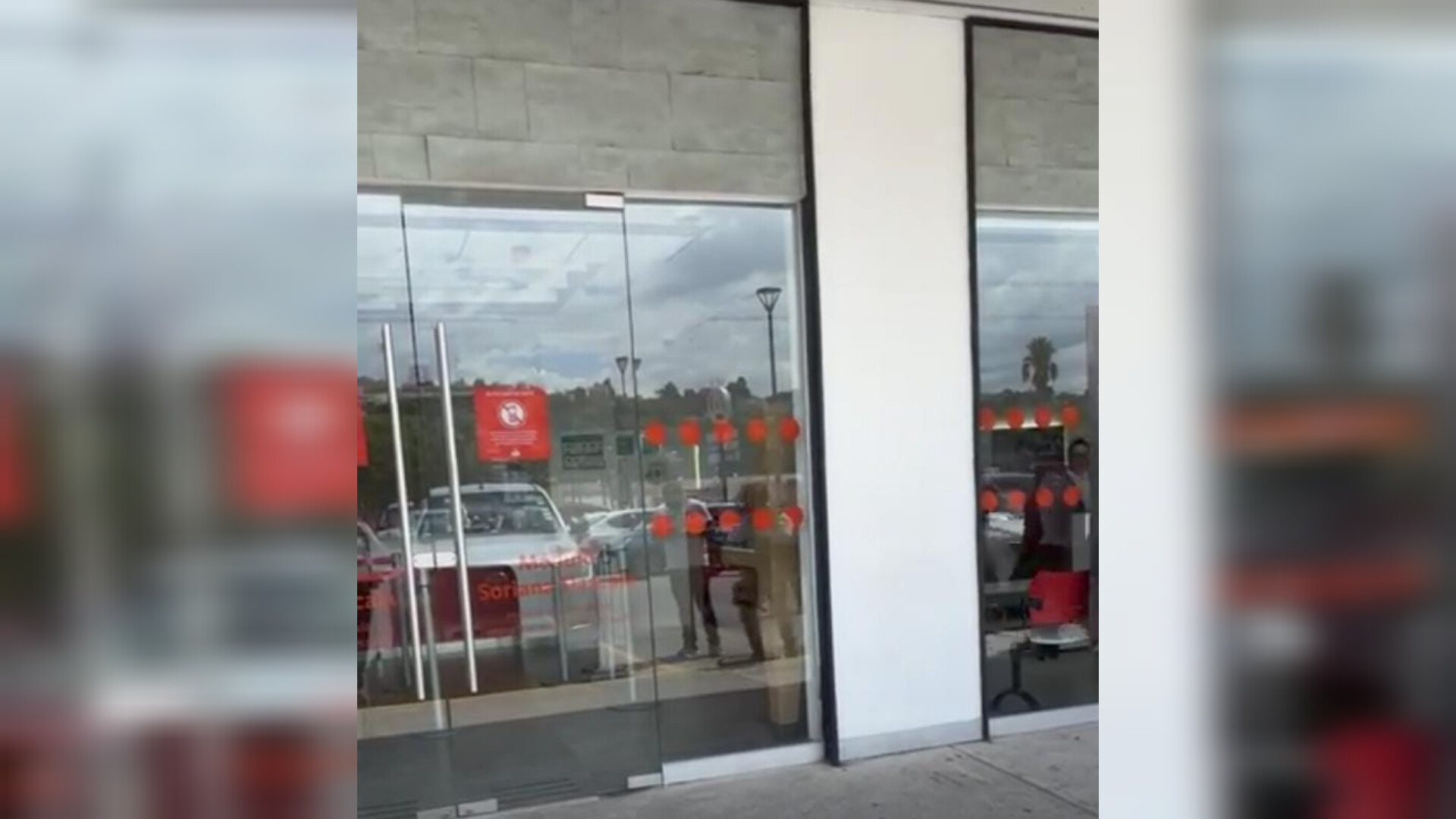 Asalto en banco Santander termina con dos detenidos.