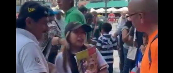 Intercambio de estampitas en el Zócalo de Puebla