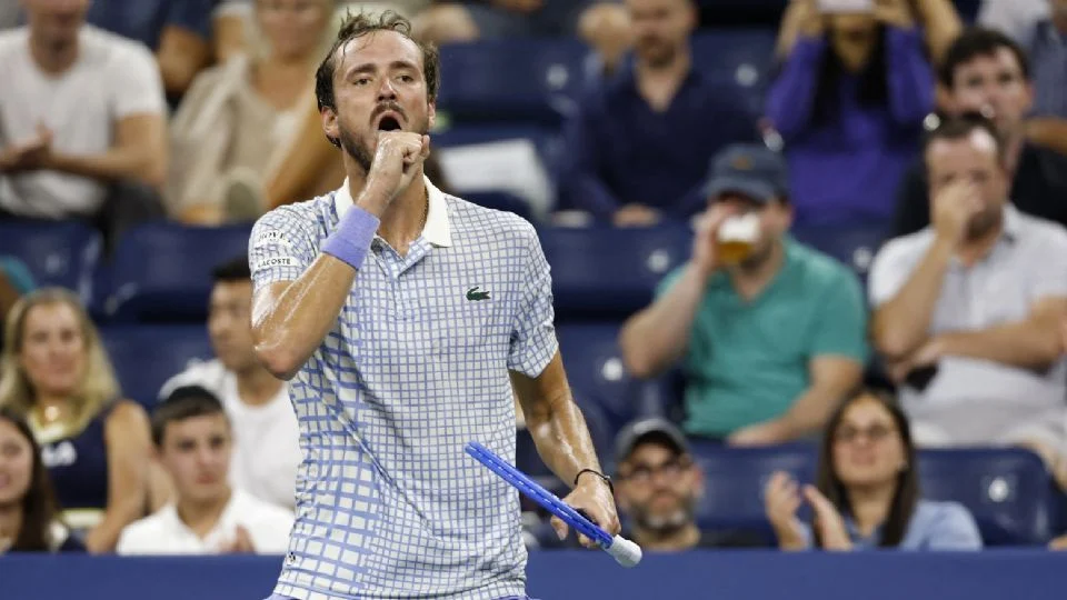 Medvedev pierde la cabeza en el US Open: discusiones, gestos obscenos y polémica eliminación