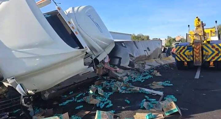 Vuelca tráiler con cloro en la Vía Corta