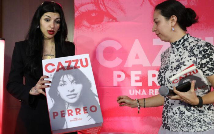 Cazzu presenta libro sobre feminismo y música urbana