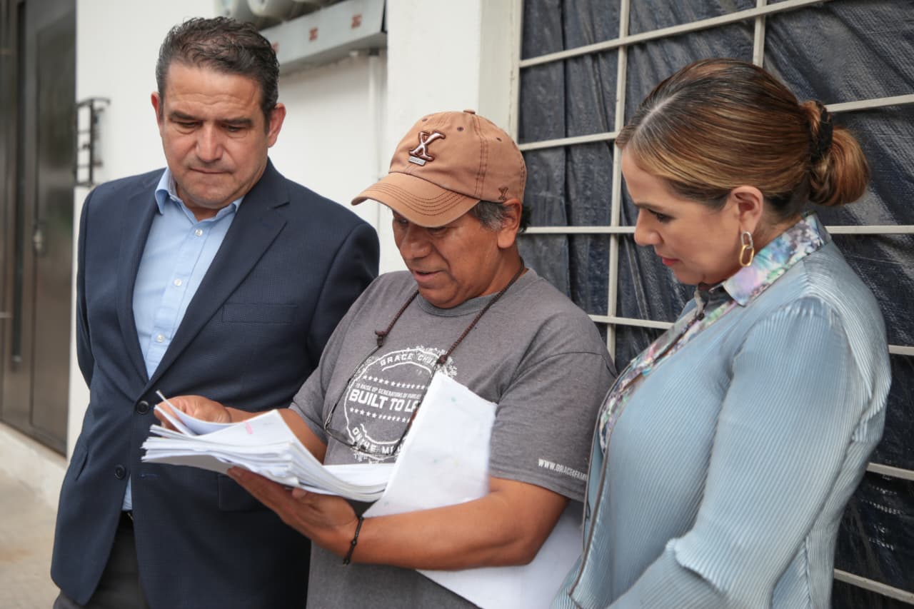 Entregan botones de emergencia en Villa Universitaria