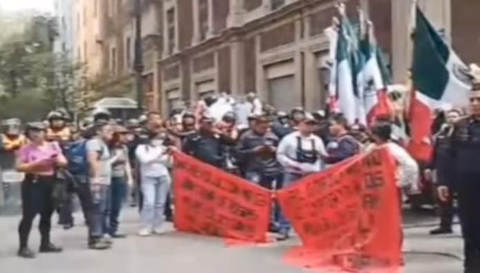 Gobierno y normalistas de Teteles logran acuerdo para inscripción de aspirantes