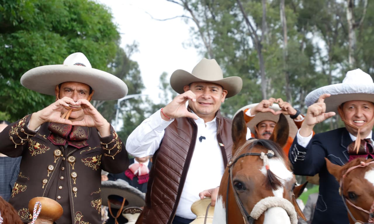 Gobernador Armenta encabeza cabalgata por el Día del Charro