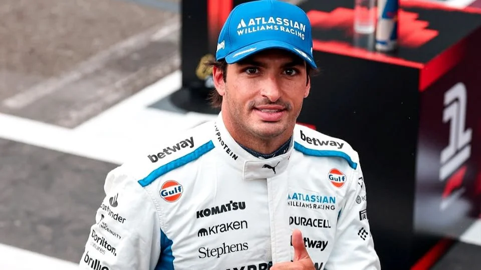 Niña celebra segundo lugar de Carlos Sainz con su “poder del unicornio”