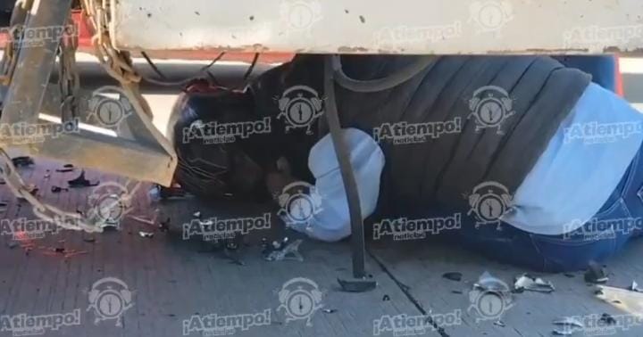 Choca motociclista contra pipa de gas en el Periférico