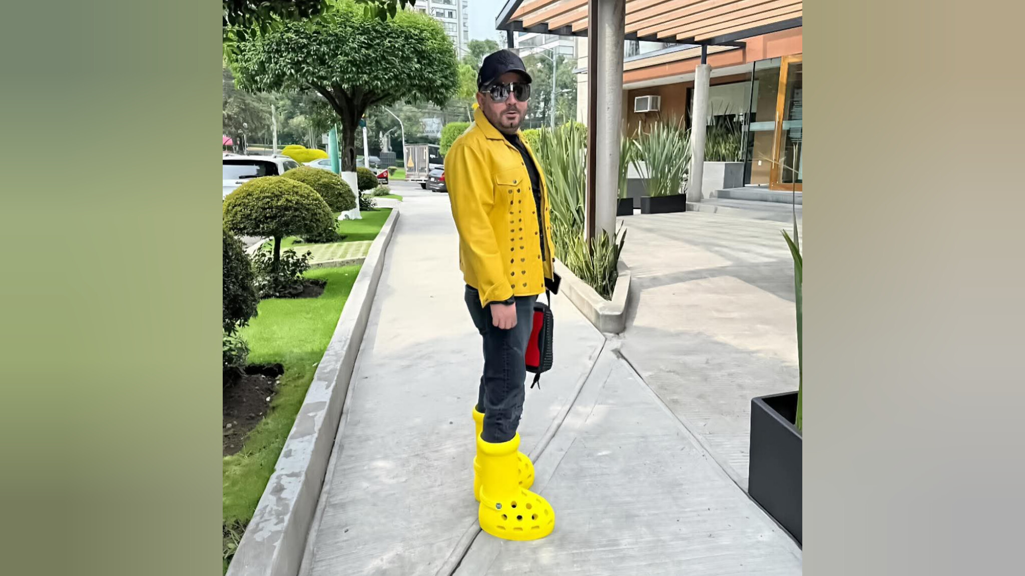 José Eduardo Derbez luce atuendo amarillo en salida casual